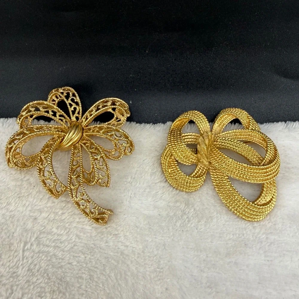 Vintage Trifari Brooch Lot Gold Tone Filigree and Rope Bow Pins 2pc
